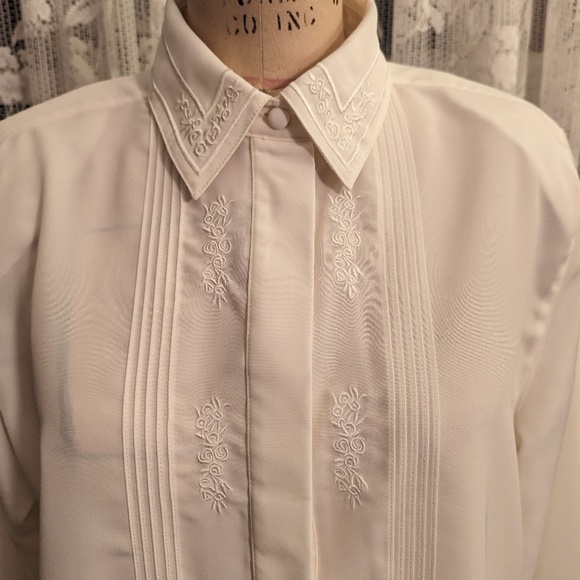 Cream detailed blouse - Picture 4 of 5